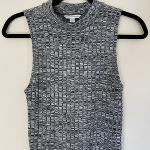 Mock neck sleveless sweater